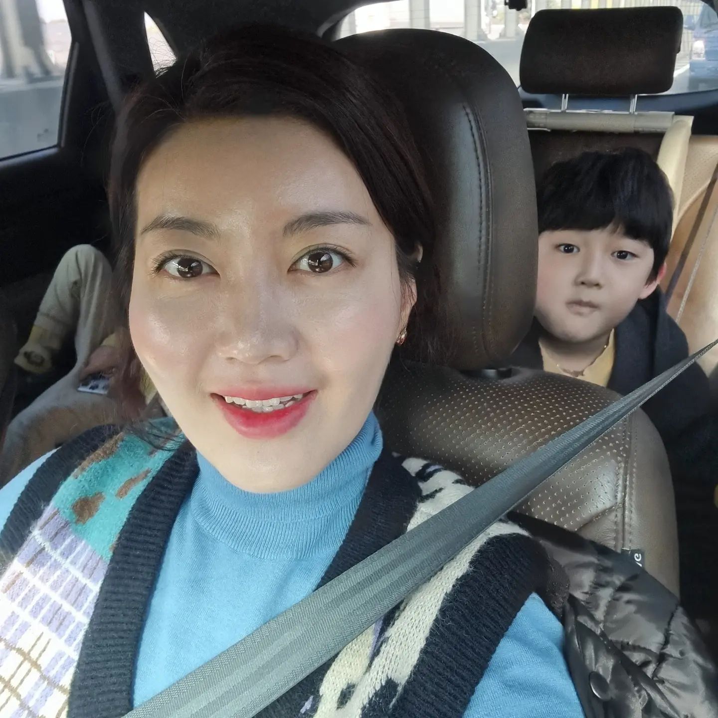 생일 때 뭐갖고 싶은거나 먹고 싶은거 말하라니 둘째느님께서는 물놀이가 하고 싶다고 하셨어..... (뭐어??) 신랑은 연차가 많이 남아서 써야 한다고 하셨어.(아!!) 어머님(=나)은 태권도 결석이 싫다고 하셨어. 그래도 떠나야 할 것 같은 상황
(이쯤 되면 음성지원되면 god bgm) 
정말정말 급떠난 여행. 

 서울근교는 물놀이 안 하는 곳이 태반이라 찾다보니 #화순금호아쿠아나
#전라도는처음이라 이렇게나 먼 줄 처음 알았네. 
오던 길에 익산 찍고 #보석박물관 들렀더니 눈이 반짝반짝, 기운을 흠뻑 박물관 입구 들어서자마자 생일이라 11월의 보석 토파즈♡ 
여기 오늘 생일인 자 있어요~~ 옛다 하나 더 탄생석 더블로 박은 팔찌 체험. 
드뎌 숙소 와서 먹는 특산 막걸리 술술 들어간다. 
#금호아쿠아나 놀랍게도 우리밖에 없다니!!!!!! 먼길 온 보람이 팍팍 넘치며 켈리최 확언 100일도 마무리가 되었네. 내가 뭘 해야 하는지 정리가 되었다.가즈아
.
.
.
#여행하듯살자 #화순여행#화순아쿠아나
#화순여행아이와 #아이와가볼만한곳
#전남여행 #화순아이와가볼만한곳
#한적한물놀이
.
