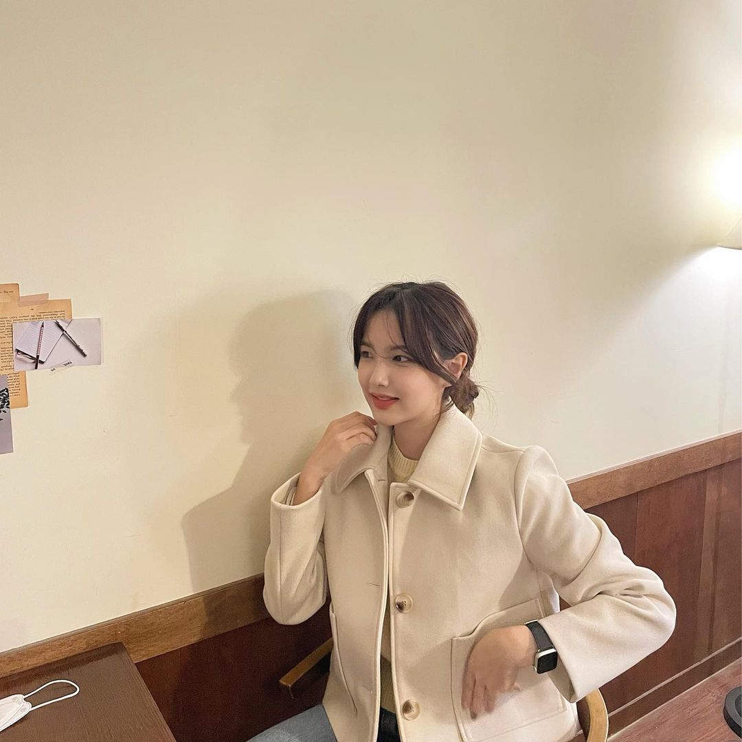 이다윤 on Instagram: “#광고 @mixxo_korea 스탠카라 쏘미쏘 자켓! 크롭기장으로 비율 좋아보이고 양쪽의 빅 포켓이 포인트로 디테일이 너무 이쁜 자켓! 무엇보다 빅카라와 단추가 너무