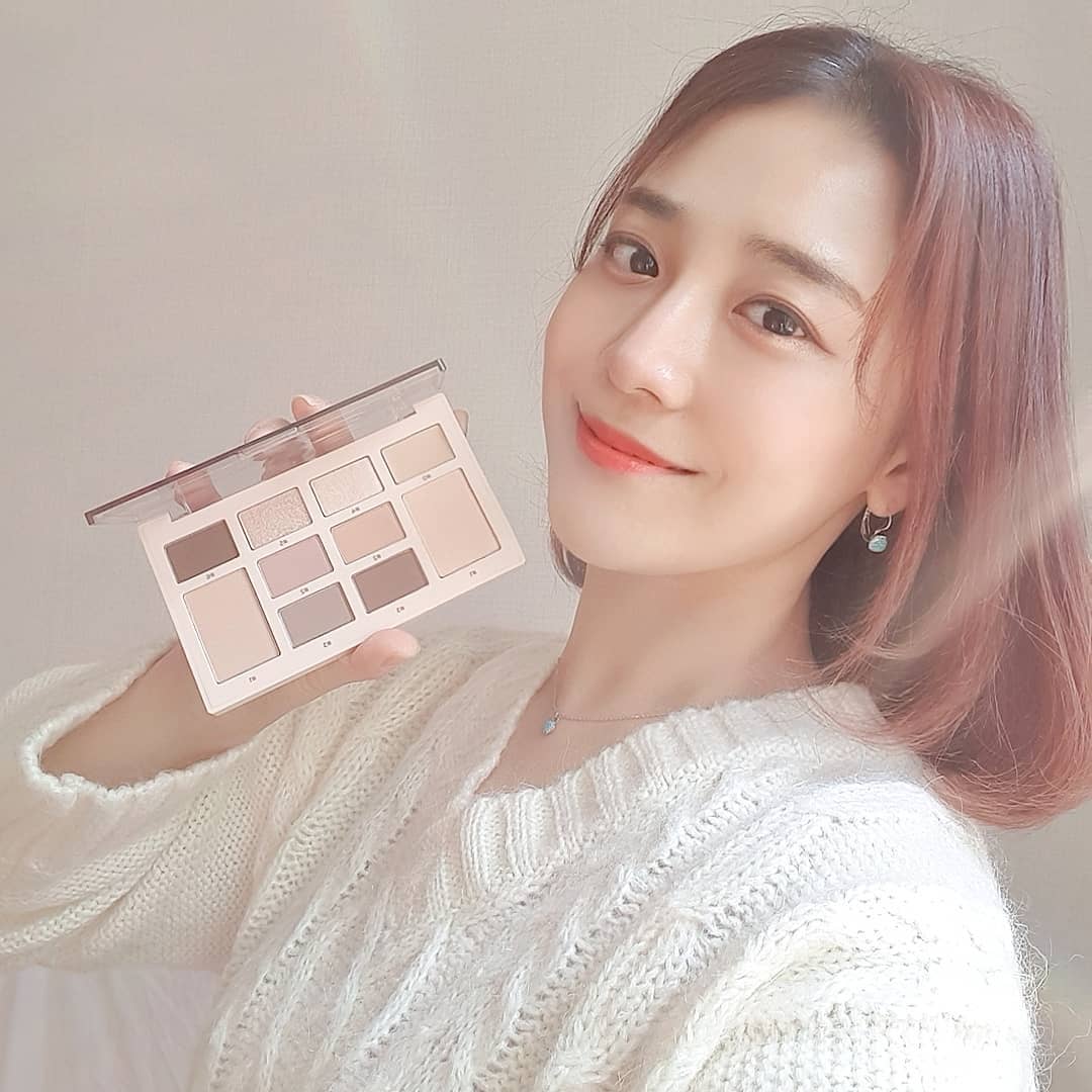 kimvely on Instagram: “#광고 평소 웜톤메이크업을 즐겨하는 저에게 딱이더라구요😍 프라이머부터 포인트컬러까지 딱 필요한 컬러들만 모아둔 팔레트에요 보송보송 니트패션과 어울리는 겨울