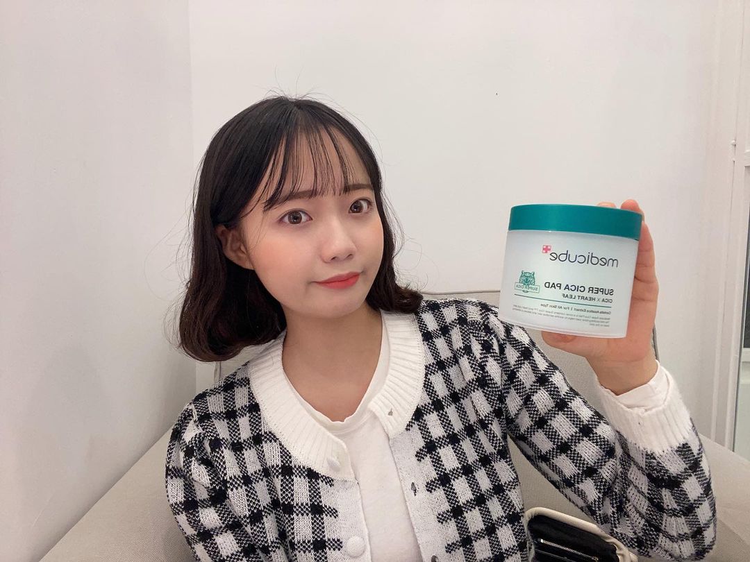 @99_0808 shared a photo on Instagram: “#협찬 #AD #메디큐브 #medicube #토너패드 #시카토너 #스킨패드 #시카패드 #저자극패드 진짜 시카가 88%나 들어간 슈퍼 진정 패드👍 “슈퍼 시카 패드“는 민감한