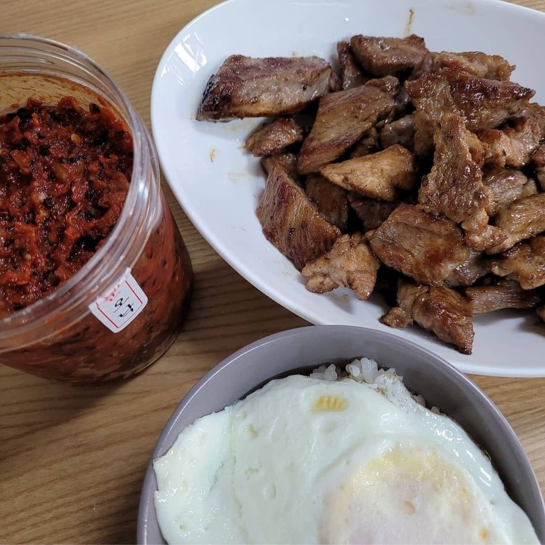 #오빠젓갈 #공구

씁하 씁하~~🌶🌶
매운거 좋아하시는 분들에게 진짜 강추하는 매운 젓갈다대기~~

그냥 다대기 아니죠~
오징어 낙지가 송송 들어가있어요~
어느 음식에나 올려먹어도 비벼먹어도
라면에 넣고 끓이면 감칠맛은 물론 얼큰함까지~
고기랑 먹으면 환상입니다⭐

오늘까지 공구입니당! 🏃‍♀️🏃‍♂️

✔유통기한
제조일로부터 1개월(장기보관시 냉동 3개월)
✔HACCP인증받은 고추가루와 식자재를 사용하고
고추와 마늘은 직접 구매하여 당일생산해요
✔캡사이신의 맛이아닌 진짜 찐 청양의 맛👄

#오빠젓갈 #오빠젓갈다대기 #젓갈다대기 #밥도둑 #매운젓갈 #젓갈 #오징어낙지젓갈 #낙지젓갈 #오징어젓갈 #매운맛 #빨간맛