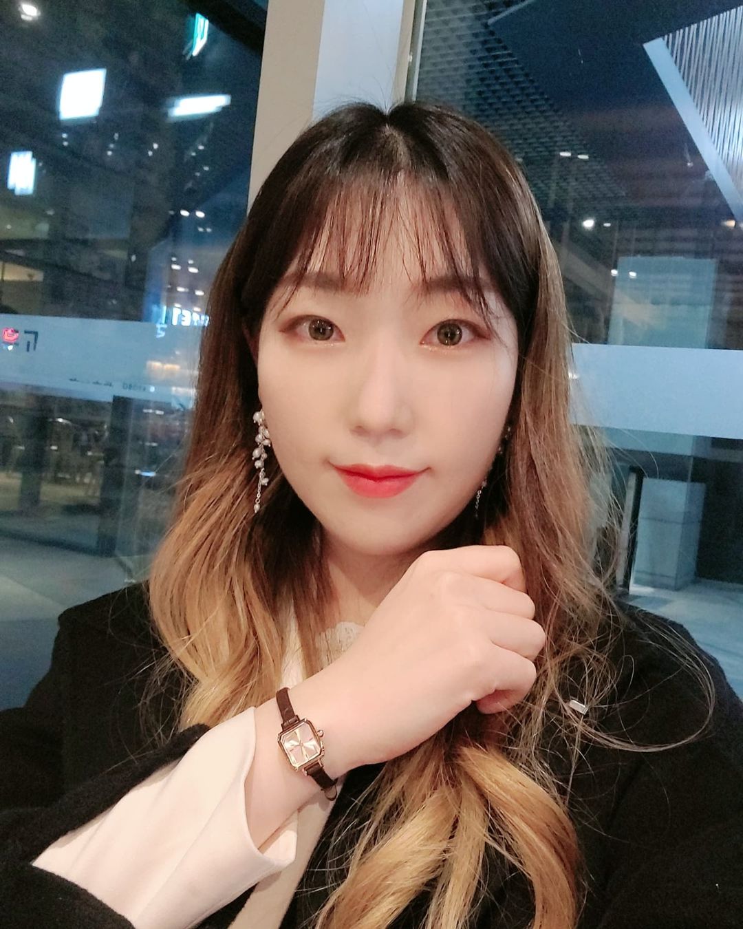 ⠀⠀⠀⠀🌸남익명그램🌸 on Instagram: “#협찬 . 요즘 무드에 너무 맘에드는 시계♡ . #수앤블리 에서 #소가죽시계 빈티지 시계 겟겟♡ 너무 예쁘다구 fw 코디에 딱 잘 어울려 후후 요즘 데일
