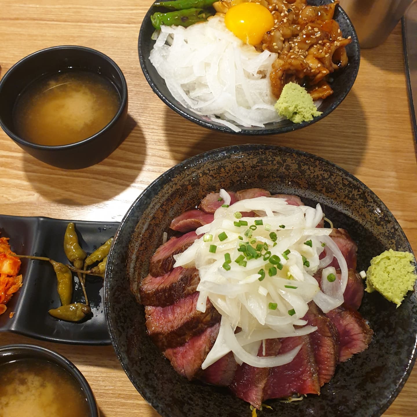 #부산맛집 #홍대개미 #내돈내산 

홍대개미 덮밥집 방문후기입니다!!
고기양도 많고, 소스도 새콤달콤해서
맛있게 먹었어요😊😊👍

용호도 w스퀘어 구경하실때,
들릴만한 밥집으로 추천합니다!

🍀<위치>
용호동 W스퀘어 2067~2608호
남천역 1km

<영업시간>
매일11:30~21:00
(브레이크 타임<평일만> 15:00~16:30)

🍀총점
​
<홍대개미 부산용호동w스퀘어점 >
3.8 (재방문의사 O)
​
맛 : 4 ★★★★
- 🥩스테이크 덮밥양의 고기가 많았고 질기지않음. 새콤달콤한 소스와 잘어울림. 
🥘​특양대창덮밥 매콤하면서, 대창이 쫄깃하고 맛있음.

매장:4 ★★★★
- 총 테이블 10개정도로 꽤 넓은편.
4인석 테이블 , 2인석 테이블 구분되어있음.

​
가격: 4 ★★★★
- 스테이크 덮밥 10900원
특양대창덮밥 11900원
고기양과, 토핑 양이 적절함.
가격대비 나쁘지않았음 

위치: 3★★★
-용호동 W스퀘어 2067~2608호
남천역 1km
W스퀘어에 방문할이 없다면, 찾아오기 번거로운편.
<스퀘어안 주차장 있음有>

서비스: 4★★★★
- 직원분이 친절하시고, 
음식이 정갈하게 나옴.

#부산맛집추천 #남구맛집 #용호동맛집 #부산밥집 #남구밥집 #용호동밥집 #부산핫플 #부산데이트 #부산여행 #남구데이트 #용호동데이트 #부산데이트 #홍대개미 #홍대개미추천메뉴 #용호w스퀘어 #용호동W스퀘어 #덮밥맛집 #부산덮밥 #부산핫플 #직접방문후기 #w스퀘어주차장 #영업시간 #주차장 #특양대창 #스테이크 #좋반 #맞팔환영 #먹스타그램 #먹팔 #맞팔가요