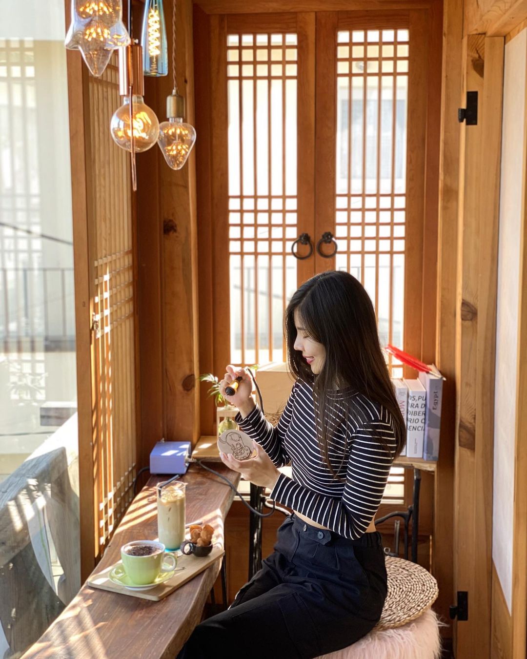 상미 on Instagram: “적금샷❤️오랜만이에요🥲요즘 너무 바쁘네요🙏오늘 저녁에는 꼭 답방 돌게용 우드버닝 체험해서 너무 좋았던 카페 행궁치올라☺️ @haenggung_chiola2 @hanok_cafe_ 독특한 우