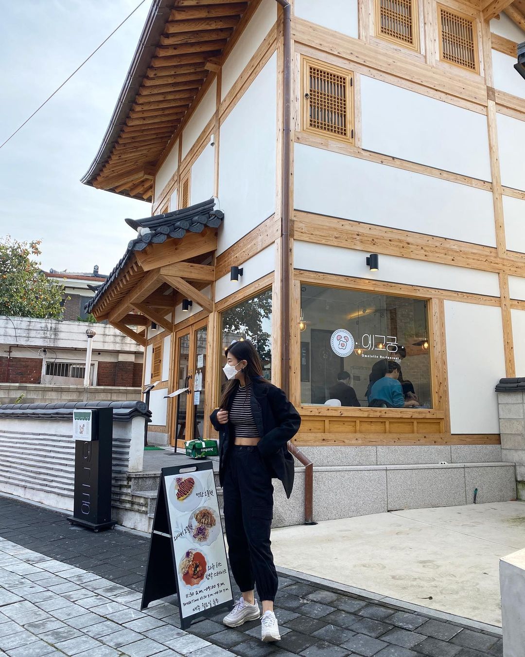 상미 on Instagram: “수원 행궁동 힐링🙏 @egggung 행궁동에 위치한 기와집이 너무 예쁜 오므라이스 맛집 에그궁🙊 👉제가 먹은 베스트 메뉴 -명란오믈렛 -와규치즈함박스테이크 -패션후르츠