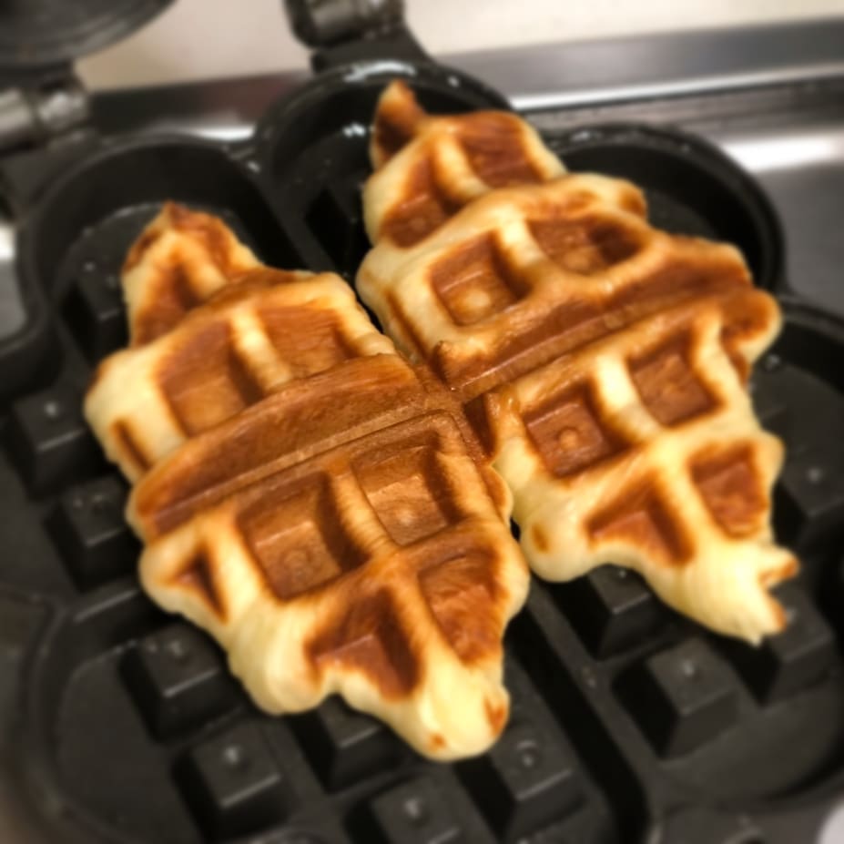 #크로플

크로와상좋아하는 우리새콤이를위해서
처음으로만들어본 크로플!🥐🥐🥐

그동안은 카페가서 먹어보기만했지
집에서 만들생각은 하지도않았는데 생지사서 구워보니 5분이면 뚝딱 너무나 촉촉하고 쫄깃한 크로플완성..😊😊😊

이제는 생지사서 집에서 구워먹는걸로
커피한잔과함께하면 정말 꿀맛이구낭☕☕

#크로와상#생지#크로플만들기#크로와상생지#씨제이크로와상생지#홈카페#홈베이킹#크로플#홈브런치