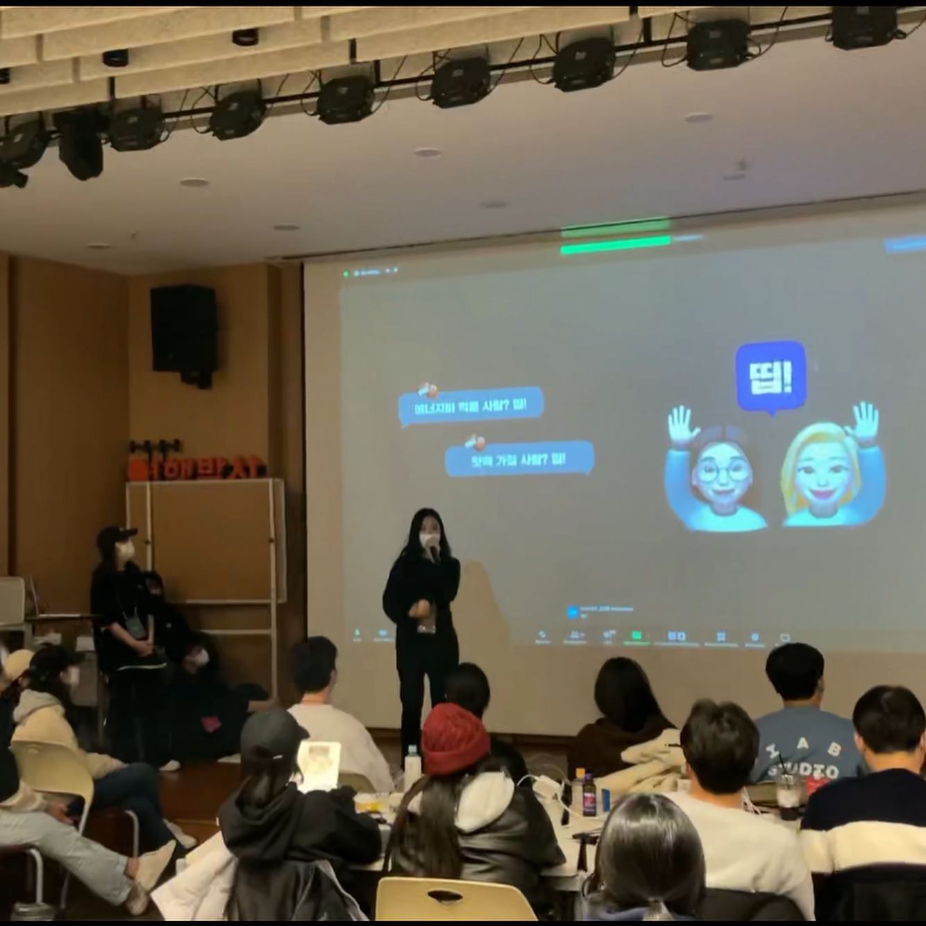 🤍 멋진 사람들과 즐거웠던 솝커톤 회고 🤍 7조 띱 최고 대상🖤 
지난 토일 무박2일동안 솝커톤에 참여해 정말 많은 멋진 사람들을 만났다. 기획, 디자인, ios, 서버 다양한 파트의 협업을 통해 띱! ✋🏻이라는 앱을 제작했는데 너무너무너무 대단한 사람들과 함께해 배울점이 많았던 강렬한 시간이었다🖤 
와이어프레임, IA 를 작성하고 전체 일정을 확인하고 최종 발표를 진행해보며 기획자의 업무를 체험해볼 수 있었다 (with 최고다 지혜언니🤍) 더 노력해야 할점도 많이 찾은 나 
디쟈너 쌤덜 덕분에  내 머릿속에서는 상상도 할 수 없었던 예쁜 디자인들이 현실이 되었고 (디자인 진짜 예쁨…쵝오🤍) 클라와 서버의 합작으로 실제 구현까지도 이루어질 수 있었다 (와 이게된다고? 그들은 “신”이야🤍)
혼자였다면 결코 할 수 없었던 일이 모두가 함께였기에 가능했고 그 과정에서 짧았지만 많은 것들을 경험하고 배울 수 있었다. 그간 디자이너 개발자와 협업해본 적이 있긴하지만 9명의 팀원으로 구성되어 작업했던 건 이번이 처음이라 특히 뜻깊은 경험이었다. 다른조들의 멋진 결과물과 발표도 대박 멋져 🖤
서로가 서로를 응원하는 모습까지 감동..최강 솝트 모두 고생하셨습니다❤️‍🔥
드레스코드까지 블랙으로 맞춰온 울 팀 넘 ㄱㅇㅇ~ 도도한 디자인 새침한기획 맛팟짱까지 최고야 짜릿해
sopt_official 
#띱 #솝커톤 #무박2일 #해커톤 #7조사랑해