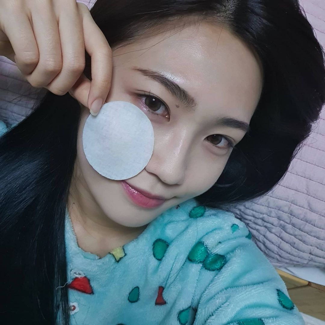 정선민 on Instagram: “트러블은 원래 하루이틀 만에 없어지는거 아니였냐고요.. 처음으로 피부뒤집어지고 스트레스 받았던 타이밍에 딱 메디큐브 시카 피부결 케어 겸 수분진정패드 받고, 열