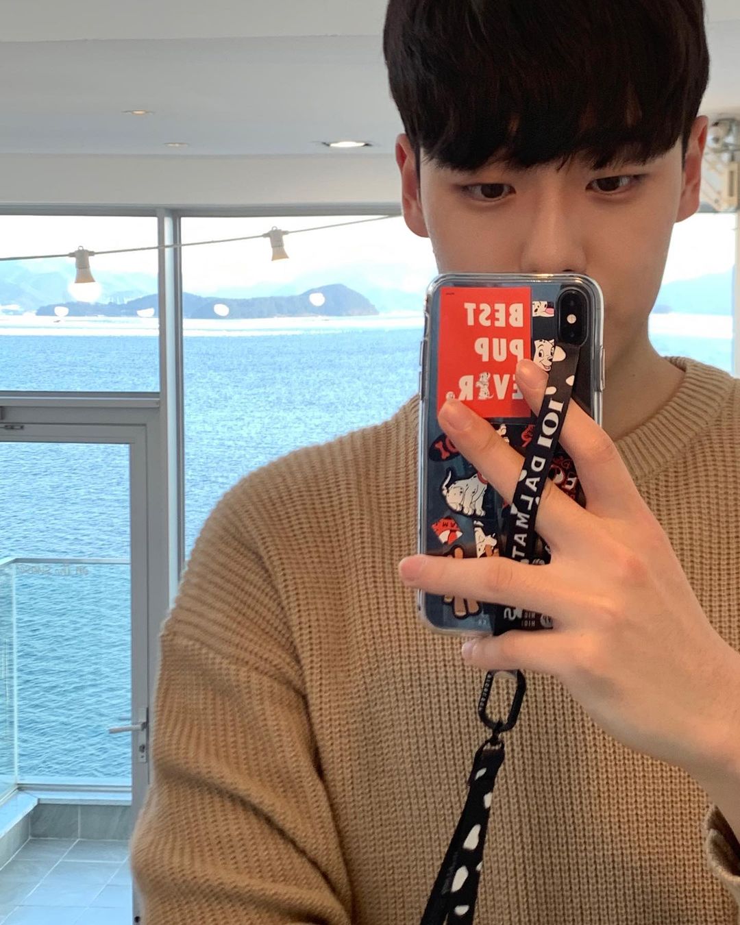 김민석(21) on Instagram: “#협찬 ❕평소 핸드폰이 커서 떨어트릴까봐 불안했는데, 하이루프 스트랩을 부착한 이후로는 안정감을 느낄 수 있었어요! ❕스티커로 꾸미면서 저만의