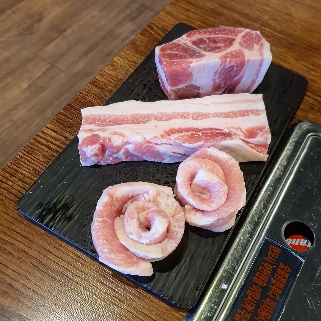 jello on Instagram: “🥩 . 말이 필요없는 최고의 고기집 Place: 고담식당, 선릉 . ✔고담 돼지set 목살, 삼겹살, 항정살로 구성된 세트메뉴 분명 돼지고기인데 스테이크 먹는거같은 기분이 들게하