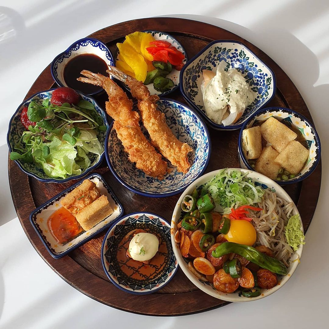 jello on Instagram: “🥢 . 정갈한 한끼를 먹을 수 있는곳, 미도인 강남점 . ✔미도인 구첩 반상 오후5시부터 하루 7그릇 한정이란 말에 홀린듯이 사먹었다. 대창 덮밥, 새우튀김, 간장소스, 멘보