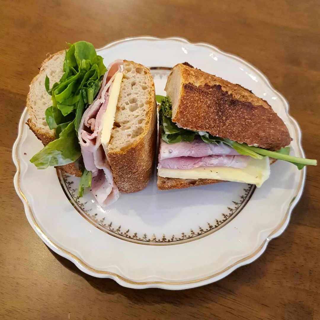 jello on Instagram: “🥖 . 갓 구운 바게트빵 냄새가 공간을 가득 채우는 Place: 누아젯, 서울대입구 . ✔무화과 잠봉뵈르 고소하고 담백한 바게트 사이에 잠봉햄과 버터 외에 루꼴라와 무화과잼