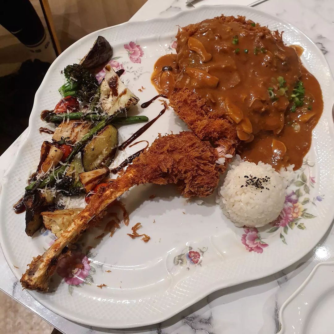 jello on Instagram: “🍖 . 토마호크 커틀렛은 못참지 Place: 문득, 샤로수길 . ✔데미 토마호크 커틀렛 튀김옷이 진짜 맛있다 튀김옷은 처음에 바삭바삭했는데 소스가 부어져있는 부분은 시간이