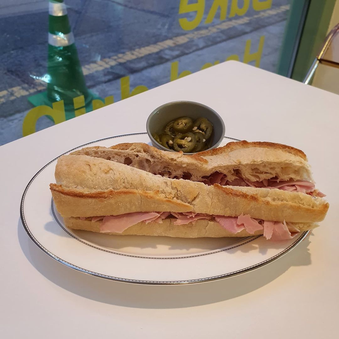 jello on Instagram: “🥖 . 나만 알고싶은 카페, 하지만 장사가 잘됐으면 좋겠는 Place: what a wonder, 샤로수길 . ✔잠봉뵈르 바게트빵 안에 잠봉햄과 뵈르(버터)를 넣은 샌드위치인 잠봉뵈르 바게트