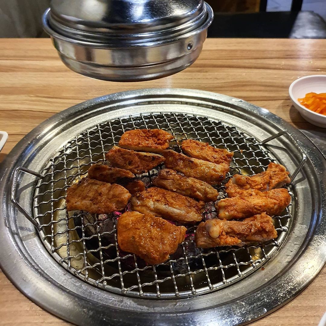 jello on Instagram: “🔥 . 나만 알고싶은 닭갈비 맛집 호형숯불닭갈비 . ✔양념숯불닭갈비 보들보들하고 촉촉한 닭고기에 이 집만의 양념을 발라 한번 초벌해서 나온다 양념은 은은하게 맵다