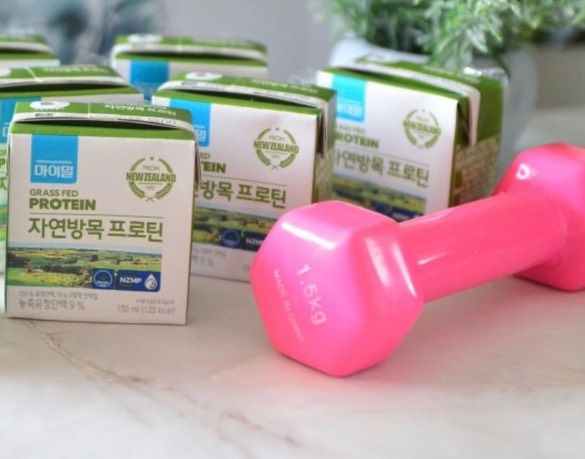 #협찬 맛있는 #마이밀 로 식단 관리 했다는! 
100% 자연방목 유청단백질 음료!
#그래스페드 인증 받은 프리미엄 제품이라 다른거 같당! 😍
성장호르몬제 Rbst 사용하지 않아서 더 좋고 
근성장에 도움을 주는 류신, 이소류신, 발린 등
필수아미노산 포함한 총 18가지 아미노산이 듬뿍!! 근육아 쑥쑥 자라랑 ㅎ 
맛도 고구마맛이라서 술술 잘넘어가는듯 🥰
아침에 출근할 때 한잔씩 간편하게❣️

#유지어터 #다이어터 #헬스린 모두 모여모여!! 
.
.
.
.
.
.
#대상웰라이프 #자연방목프로틴 #단백질보충제 #단백질쉐이크 #단백질음료 #그래스패드 #유청단백질 #간편식사 #직장인추천 

"대상라이프사이언스 체험단으로 제품을 협찬받아 작성되었습니다"
