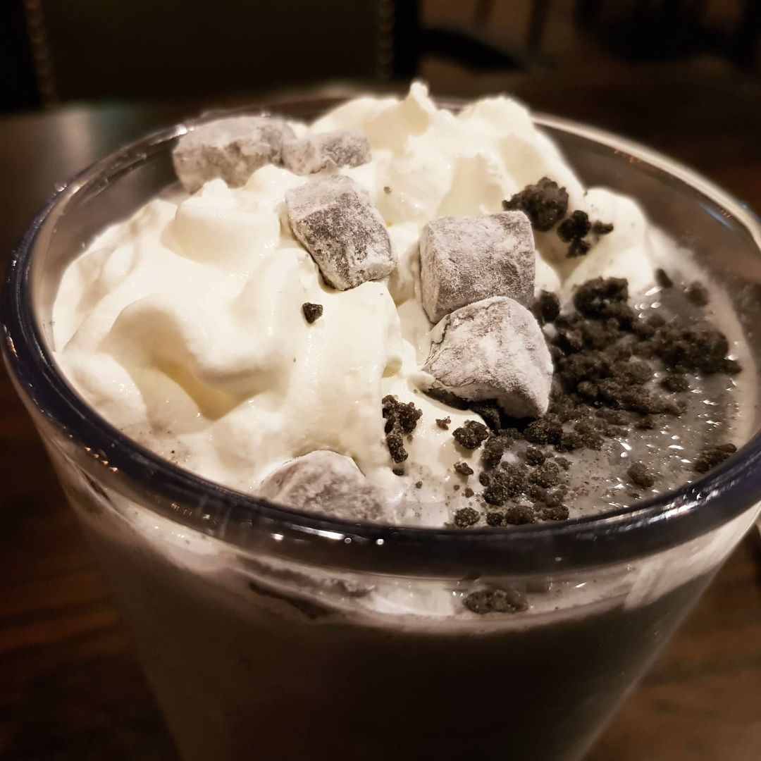 와구 on Instagram: “제주 스타벅스 한정 메뉴 #까망크림프라푸치노 미쳤다🖤 이거 너무 맛있어요. 흑흑 #스타벅스 #카페 #제주도카페 #제주스타벅스 #한정메뉴 #흑임자 #프라푸치노 #먹팔 #맞