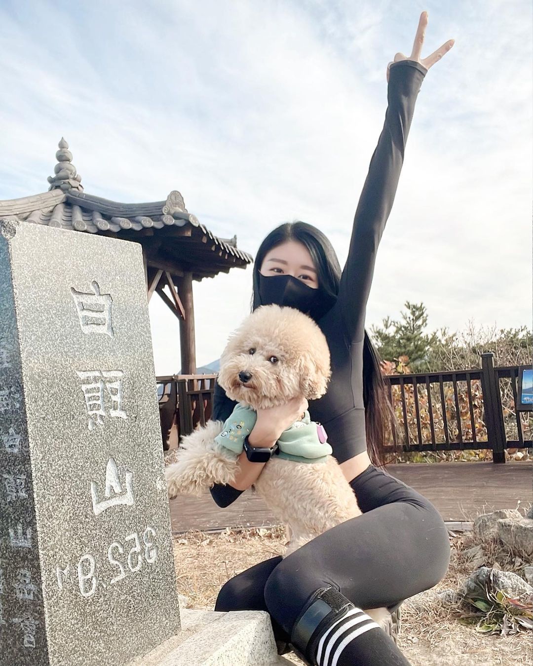 D A I N on Instagram: “#협찬 남산친 장수와 아홉번째 #등산 #백두산 장수랑 전용헬기✈️ 타고 백두산가서 소중한 추억 만들고왔어요✌️ . . . 그럴리가요 #김해 #등린이 추천코스 백두산 다녀