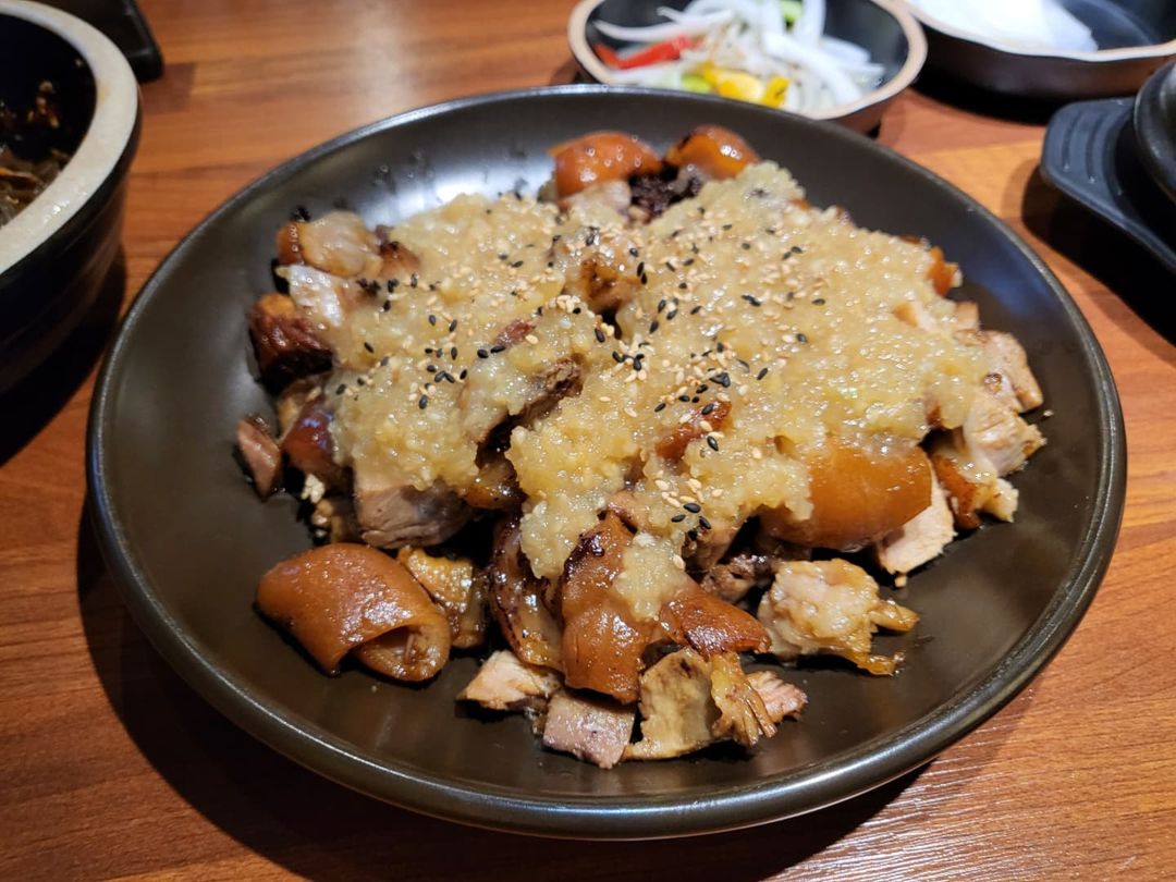 햄덕햄덕 on Instagram: “오랫만에 만난 친구와 뭘먹을까 고민하다가 결정한 메뉴 무난무난한 족발로 결정💙 족발은 콜라겐이 많이 들어있으니 피부미용에도 좋잖아요 무