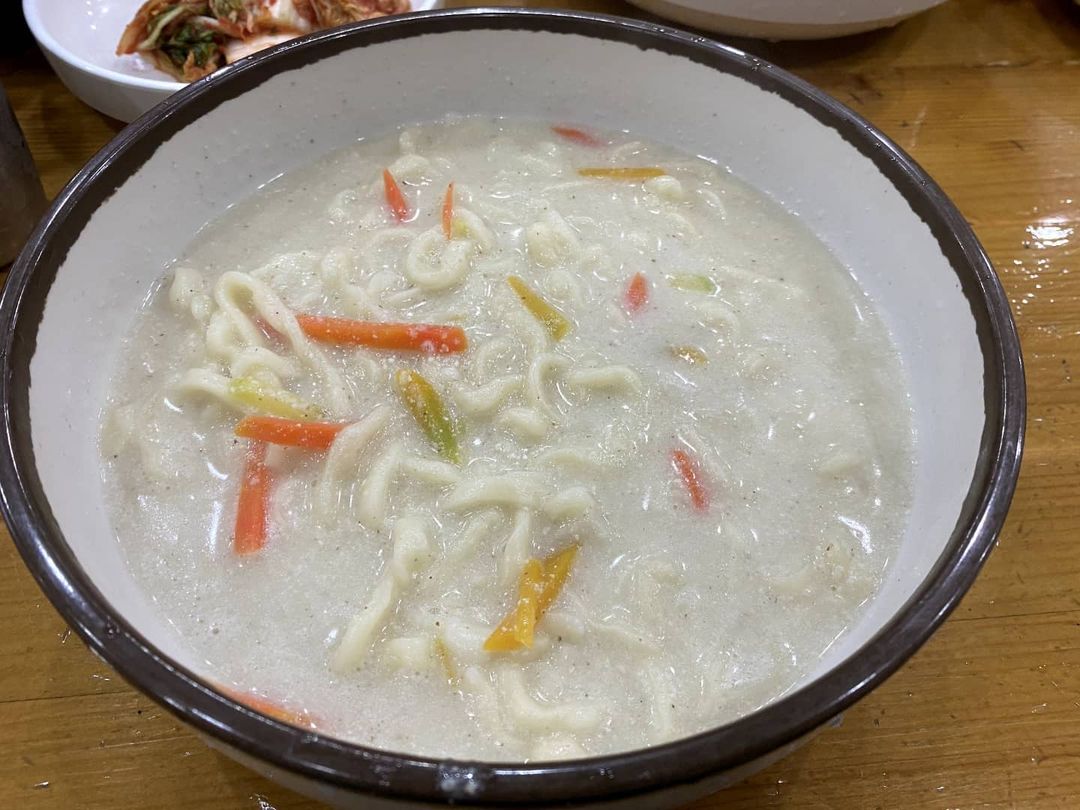 햄덕햄덕 on Instagram: “추적추적 비가 내리는 쌀쌀한 날이면 뜨끈한 국물이 저절로 생각나요 . 평소에는 그냥 구내식당에서 호다닥 먹는데 귀찮더라도 괜히 더 밖에서 먹