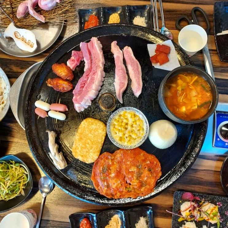 16첩 한상의 상암동 맛집 <한상가득 왕솥뚜껑>