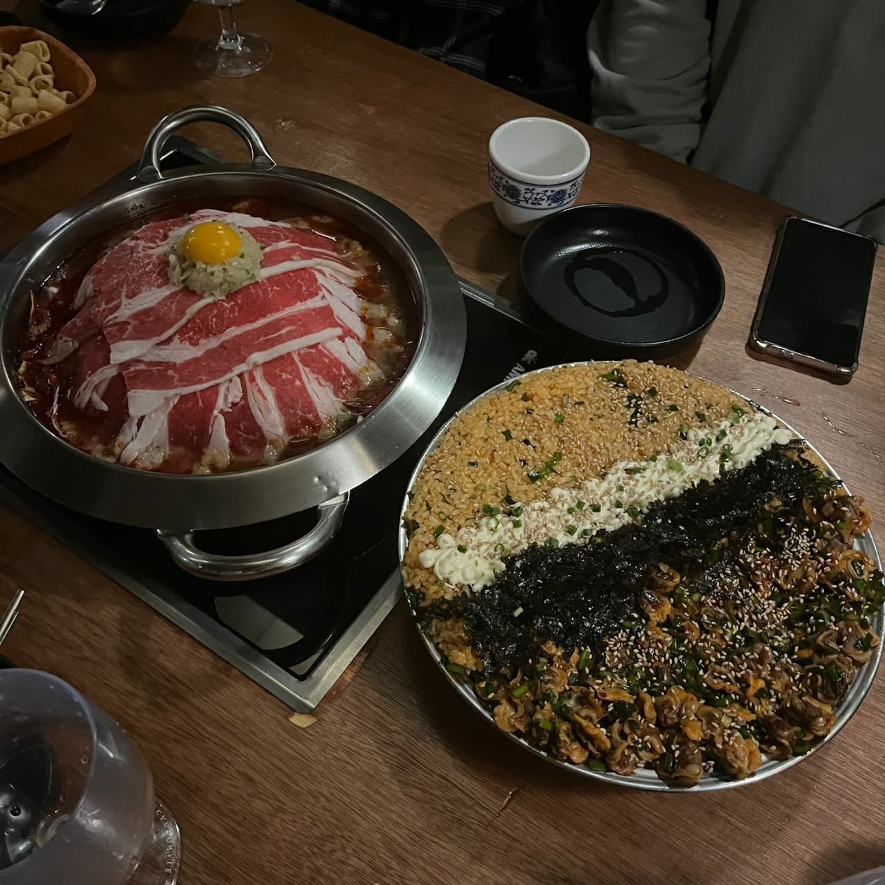 #부산맛집 #전포여관 #내돈내산 

서면 안주가 맛있는 술집
#전포여관서면점 방문후기입니다!!

젊은층 위주의 술집이라 시끌벅적했지만
안주 종류가 다양하고, 양과 가격도 적당했어요!!😊😊

특히, 밤막걸리가 바밤바 맛이 나면서, 달콤고소하니 너무 맛있어요 
밤막걸리 강추드립니다👍👍❤

🍀<위치>
서면역 2번 출구에서393m

<영업시간>
17:00~03:00
(라스트오더 02:00)

🍀총점
​
<전포여관 서면점>
4.4 (재방문의사 O)
​
맛 : 4 ★★★★
- 마라소고기전골+꼬막비빔밥+감자튀김+밤막걸리를 주문하여 먹었음.

🥘마라소고기전골
 고기가 넉넉히 들어있고, 야채가 잘 우러나와 국물이 맵지않고 맛있었음. 중독성 있는맛

🥗꼬막비빔밥
 살짝 짭잘했으나 꼬막도 통통하고 든든함.

🍿감자튀김 
소스도 맛있고,  치즈도 듬뿍뿌려져있음

🍻밤막걸리 
술맛이 강하지않고, 고소한 음료+아이스크림맛 기분좋게 마시기좋았음

매장:3 ★★★
- 1,2층으로 구분되어있음
2인석과 4인석으로 나뉘어져있음.
2층올라가는 계단이 가파르고
좌석간 거리가 좁은편.

가격: 4 ★★★★
- 꼬막비빔밥+마라전골 세트 3만원대
밤먹걸리 13000원 (1.8L)

젊은연련층이 많이가는곳 이라 그런지,
술집치고 안주양과 가격이 비싸지않았음.
막걸리 양이 많아서 나눠먹기에 좋았음

​
위치: 4★★★★
- 서면역 2번출구 393m
서면 중심가 골목안쪽에 위치함.
​
서비스: 4★★★★
- 직원분들이 친절하시고, 부족한 음식과 식리를 빠르게 가져다주심.

#부산맛집 #서면맛집 #부산술집추천 #부산술집 #부산핫플 #서면술집추천 #서면술집 #부산진구맛집 #부산진구술집 #부산데이트 #서면데이트 #서면이색맛집 #서면핫플 #서면가볼만한곳 #부산가볼만한곳 #부산술맛있는곳 #부산안주맛집 #안주맛집 #밤막걸리 #막걸리 #감자튀김 #마라전골 #꼬막비빔밥 #맞팔환영 #선팔맞팔 #먹스타그램 #술스타그램