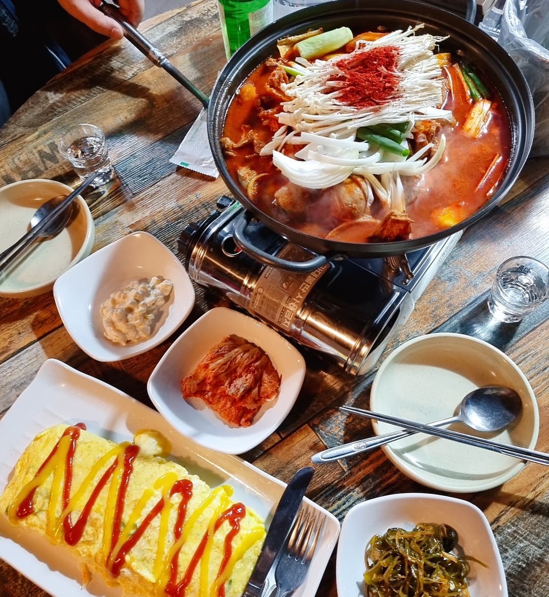 .
#밤외출
짧은 두시간반의 집앞외출.
급으로 벙개치는 친구의 부름에 토안달고 
달려와주는 내칭구♡ 고맙다.
짧은사이에 우린 쏘주를 다섯병을 깠네?
#술쟁이
#쏘주한잔
#친구랑
#닭볶음탕
#치즈계란말이