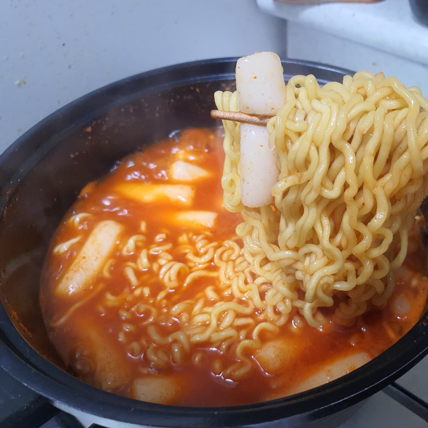 #협찬
<엄선에서 시식한 국물라볶이 후기>
-
😊만족한 점
퇴근하고 간편하게 먹고 싶을때 좋은것 같아요
구성이 면 + 소스 + 떡 으로 구성 되어 있는데
물 부어서 냄비에 팔팔 끓이기만 하면 되어서 좋은것 같더라구요 국물 많아서 김밥이나 핫도그 등등 이랑 같이 먹었는데 궁합도 꽤 괜찮고 간편하고 편리한것이 제일 좋은것 같아요 다음에도 구매해서 먹으려구요
-
🙁아쉬운 점
물을 많이 넣어서 그런지 조금 싱거웠어요
저는 매운맛  좋아해서 그런지 아기들 입맛에 좀 더 맞춰진 느낌이었어요
-
💡나만의 팁
어묵이나 파랑 넣어서 곁들어 먹었더니 훨씬 맛있었어요
-
#글라이드 #glyde #라볶이 #떡볶이 #국물라볶이 #국물떡볶이 #쌀떡 #즉석떡볶이#엄선 #엄선시식 #글라이드 #국물라볶이