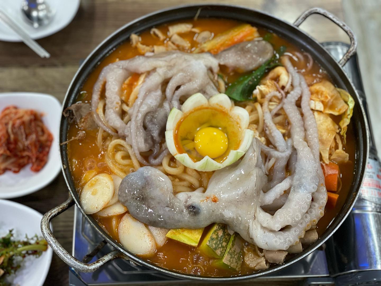 🍽맛집탐방기🍽

🧭일번지 육개장
고속터미널역 8-2 출구쪽

💰낙곱전골-35000₩
왕계란말이-12000₩

⭐️⭐️⭐️⭐️

👍
-푸짐한 양과 적당히 자극적인 맛
-싱싱한 낙지를 통으로 넣고 나중에 직접 잘라주는 꽤 괜찮은 서비스
-주류 주문시 얼음통에 넣어서 주는 최고의 센스👍👍👍👍

🥲- 조금은 아쉬운 및반찬 맛
- 지하에 위치해서 그리 쾌적하지 못한점과 의자테이블 좌석 적음

 ‼️ 전체적으로 맛있고 양도 푸짐해서 한번쯤 한잔하려 방문하시기에 딱 좋을 것 같아요! 
 다만, 확 깔끔한 분위기를 원하신다면 비추천입니다! 살짝 시끌시끌한 분위기이니까 참고해주세요❣️