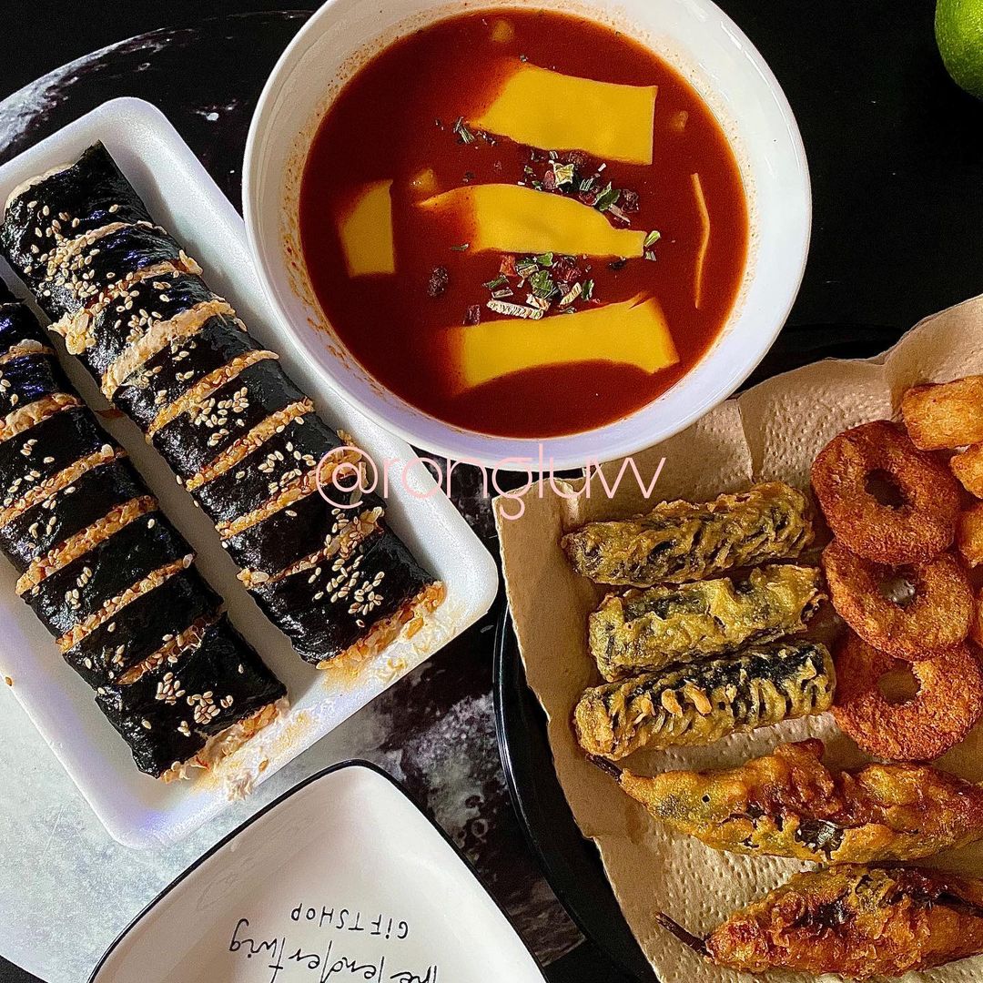 Julia’s Instagram profile post: “#신화신가네매운떡볶이 #매운떡볶이 #매떡 #대전맛집 #용두동맛집 #대전떡볶이 #참치김밥 #고추튀김 #대전배달맛집 #대전중구동서대로1352번길8”