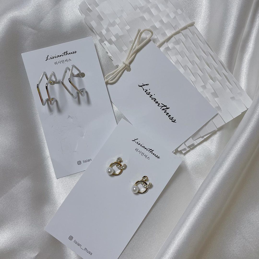 윤채연 on Instagram: “#협찬 너무 예쁜 리시안셔스 귀걸이 ..♡ 깔끔하고 예뻐서 데일리로 딱이에요 :) 요즘 엄청 잘 끼고 다니는 중입니다 ˃̵͈̑ᴗ˂̵͈̑ 리시안셔스는 예쁜 포장