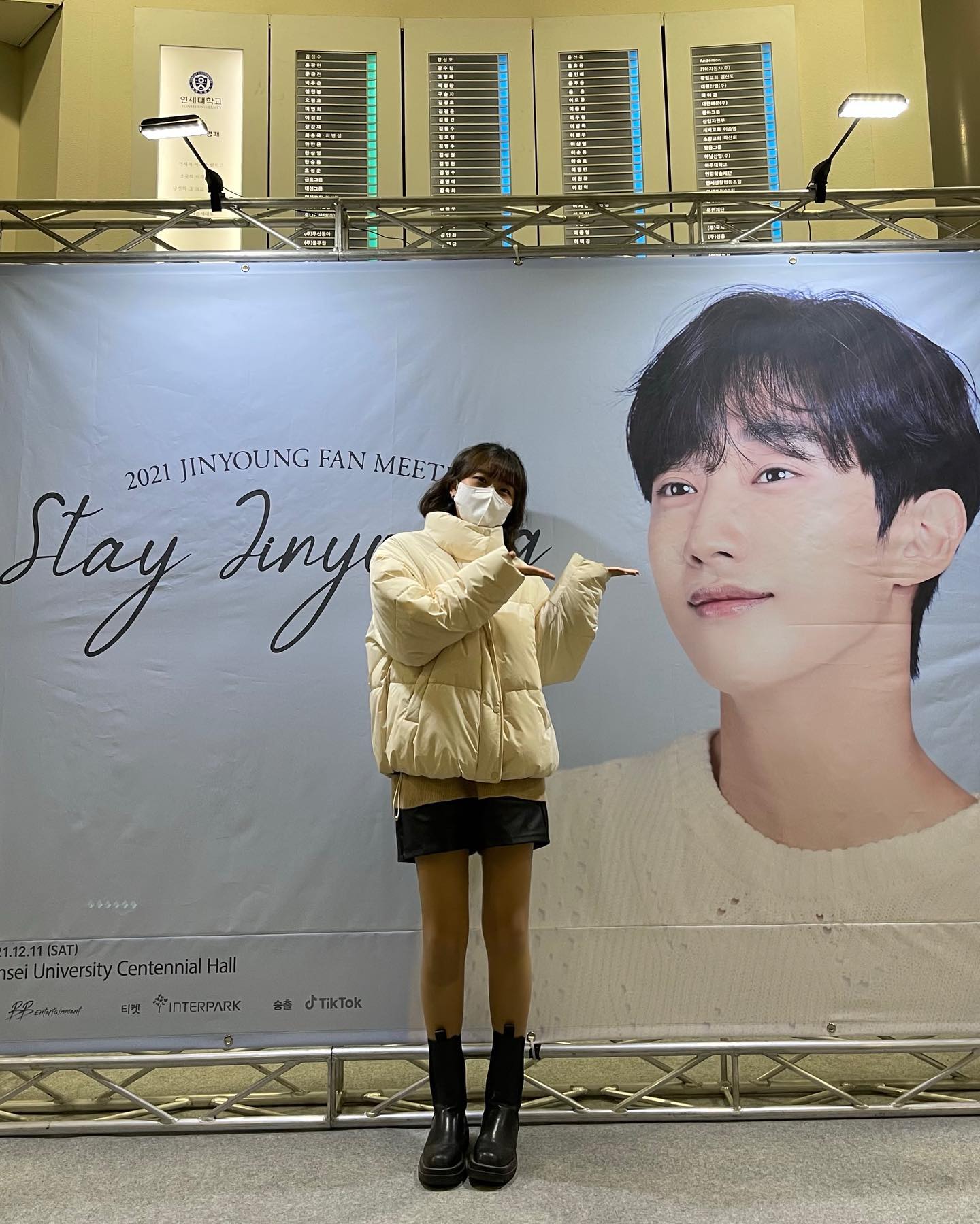 📍20211211📍
진짜 올해 최고로 완벽했던 하루..🥺 라고 해도 과언이 아닐 정도로 너무 몽글몽글하고 기쁘고 행복하고...
중학교 때부터 막연히 오빠들 좋아하는 마음으로 방송국에서 일하고 싶다고 생각한지가 엊그제같은데 어느새 조금은 그 근처에라도 있다는게 참 감사한 날... 얼른 더 성공하고 바쁘게 살아서 10년 전 막연히 열정 넘치게 꿈꾸던 그때의 내 꿈을 꼭 이뤄주고 말것이야❤️‍🔥 
이렇게 좋은 기회로 갑자기 로또 당첨된 것 처럼 연락주신 민선언니 autuxmin 진짜.. 최고😭 
성인 되고나서는 너무 바쁘게 살아가느라 스케줄 가볼생각도 못했는데 이렇게 가서 얼굴 보니 싱숭생숭하고.. 
처음부터 끝까지 너무 행복했다!
#진영 #뭐먹었진영 #stayjinyoung #stay_jinyoung #B1A4