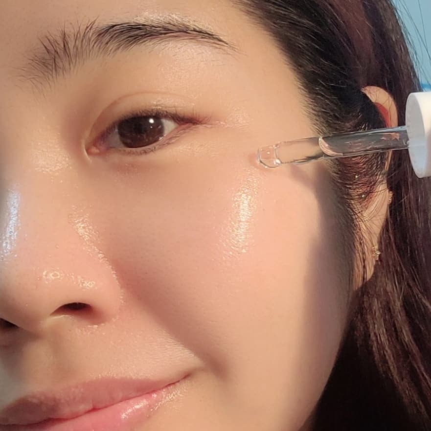 성경_Holy on Instagram: “#협찬 겨울철 극강 보습 페이스 오일 @j.avectoi 저의 지인들 중 알만한 사람은 다 아는 제 피부 타입은 아토피+극악건성입니다😂 덕분에 페이스 오일을 항상 가방에 넣