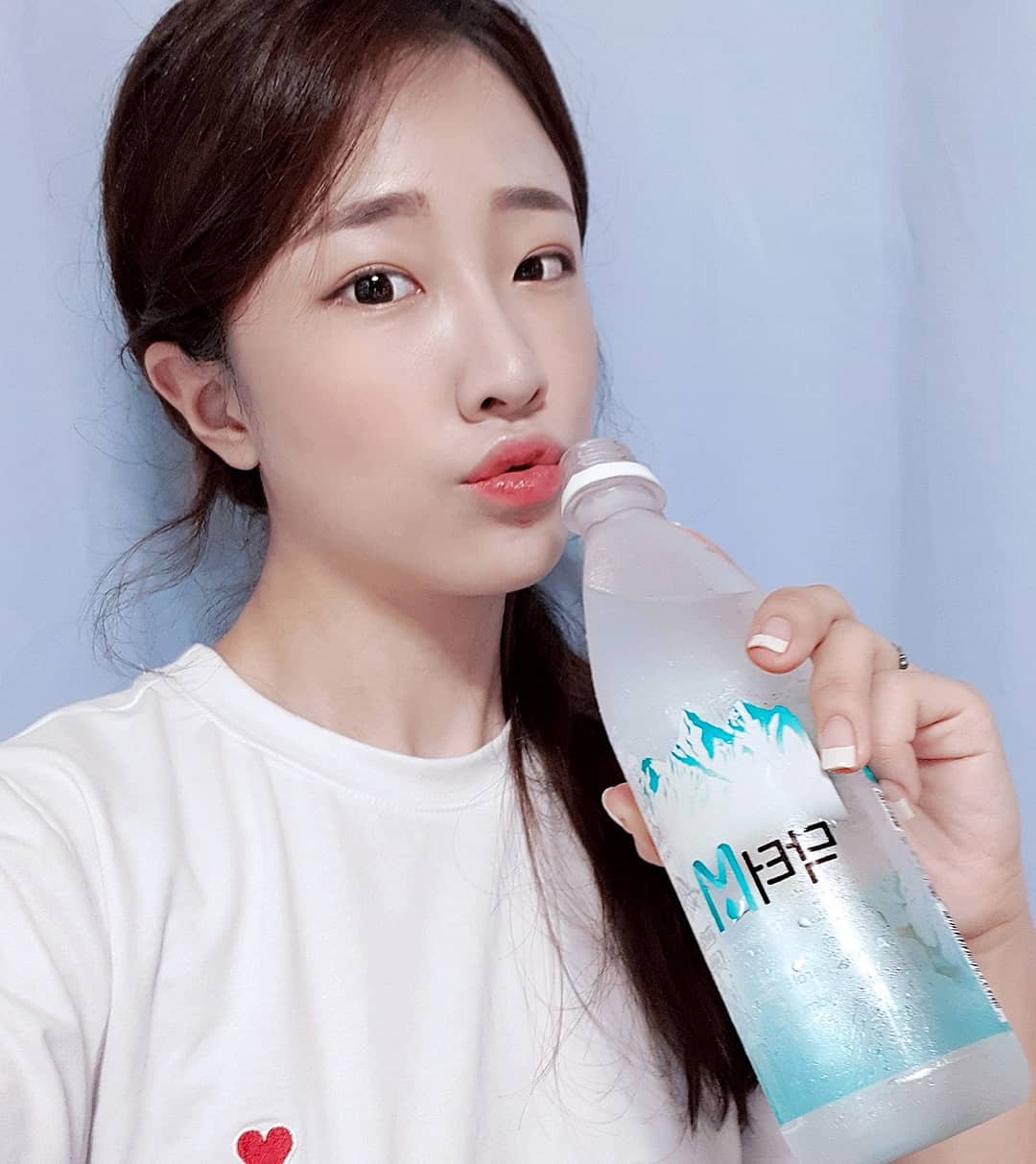 나무 on Instagram: “#협찬 [천연알칼리수 닥터M 🧊] '업체로부터 제품제공받아 작성된글입니다.' PH 7.8~ 8.5의 약알칼리수. 칼슘, 마그네슘, 규소, 황 등의 필수미네랄들이 타제품에비해 더 많이