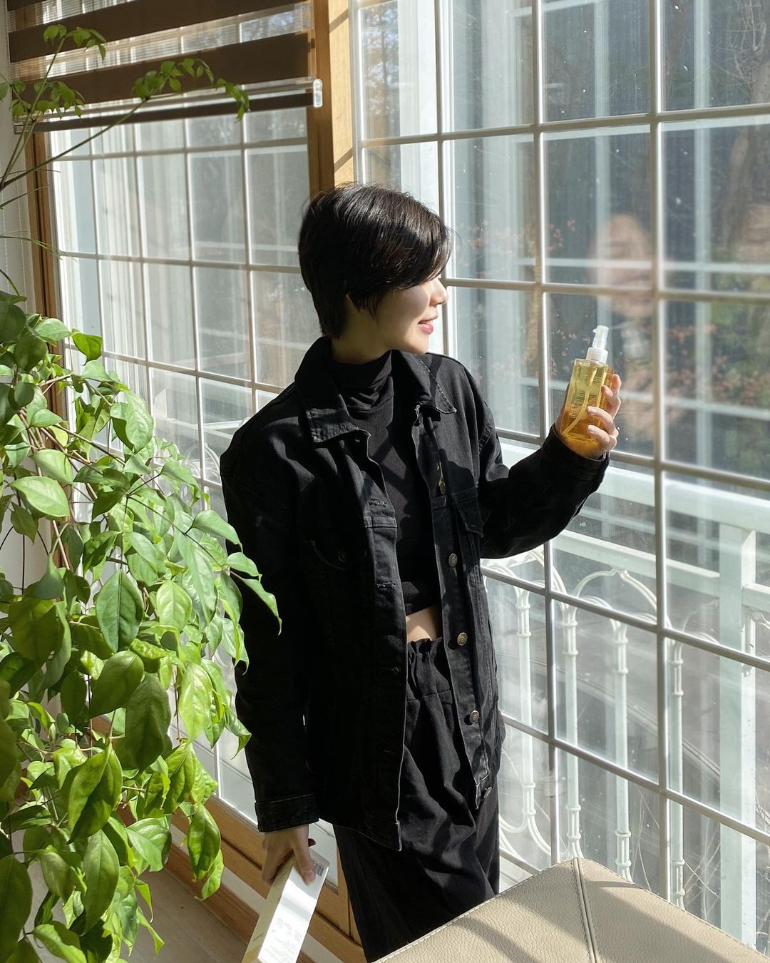상미 on Instagram: “머리가 사라졌습니다💇‍♀️ha ha 짧은 머리여도 크롭은 놓칠수 없죠 껄껄 미용실 갈때 어색할까봐 화장을 꼭 하게 되더라고요 그래서 이쁘게 이발?후 화장지우기 위해
