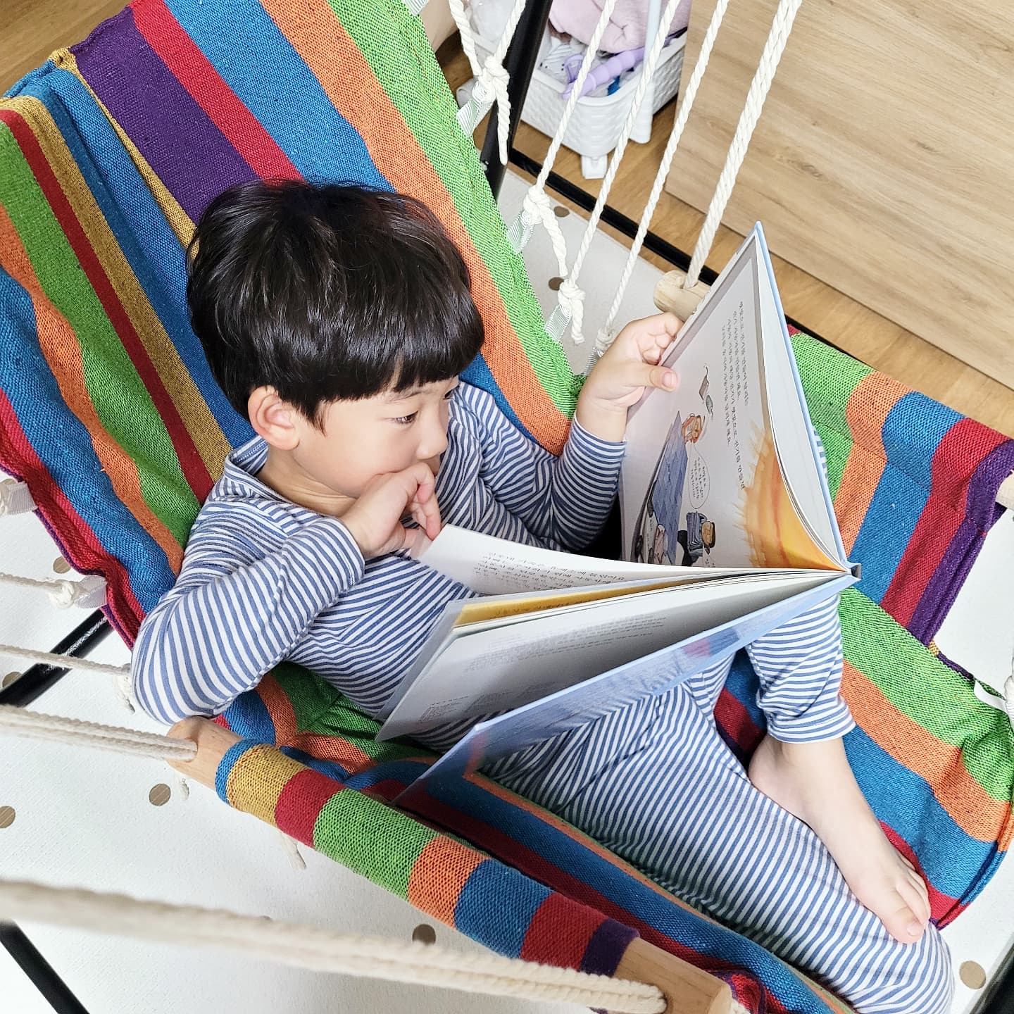 .
캠핑박람회에서 사놓고는 묻어뒀던 해먹그네
얼어죽을까봐 동계는 못가니..
그냥 집에다가 설치👌

설치하자마자 자리잡고 책읽기 돌입
생각보다 편하고 좋으넹
캠핑가고싶다아🍃

🤍펜세에서 나온 락토샷 공구중
삽입형유산균 이너 청결제로
유산균 3종이 잘 도달할 수 있도록
PH밸런스까지 적절하게 유지시켜주는 
신개념 Y존 앰플이에요

#일상기록 #해먹 #해먹그네 #육아맘 #육아피드 #캠핑가고싶다