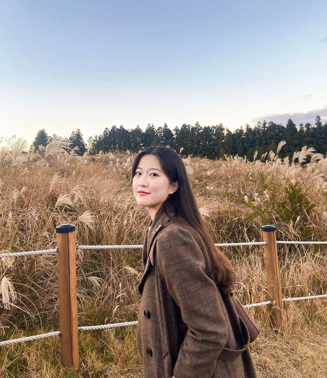 남희 on Instagram: “이번 제주 여행에서 따숩게 입고 다녔던 코트🤎 잔체크패턴, 어깨셔링, 뒷모습 핀턱 디테일이 마음에 쏙 들었어요 ! 흐흫 러블리한 포인트들 가득••💭 예쁜 코트 입고