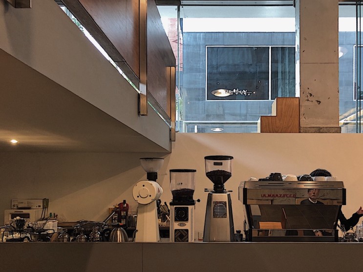 [강남구청카페] LiFE COFFEE, 커피와 책과 가구가 있는 곳