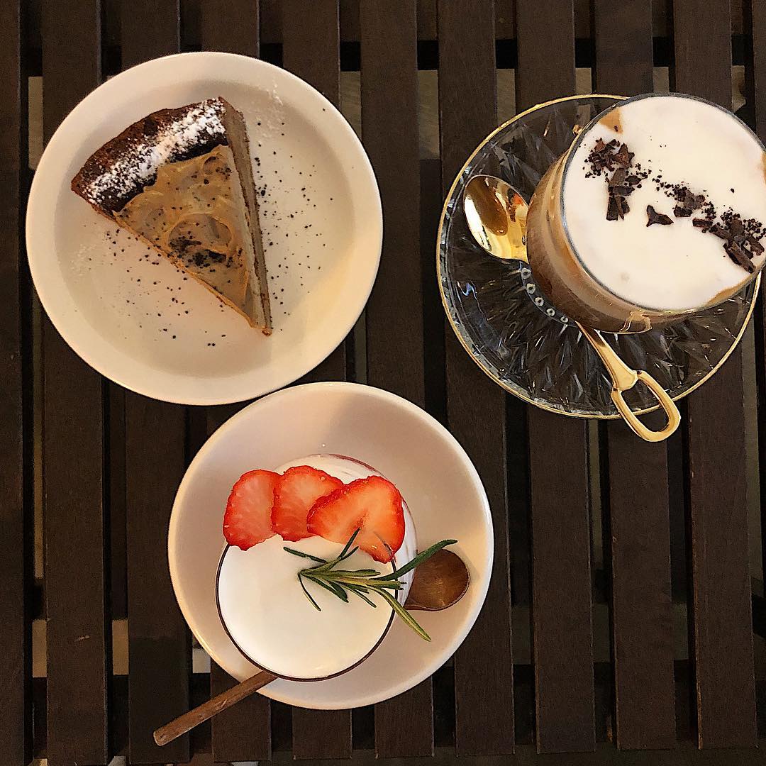 유혜린 on Instagram: “#오퍼커피 #offercoffee . . . 분위기 짱 커피도 맛있당 💫 #딸기농장 #아인슈페너 #밀크티케이크 오랜만에 주말 나들이 ❣️#럽스타그램 #평택카페 #평택소사벌 #소