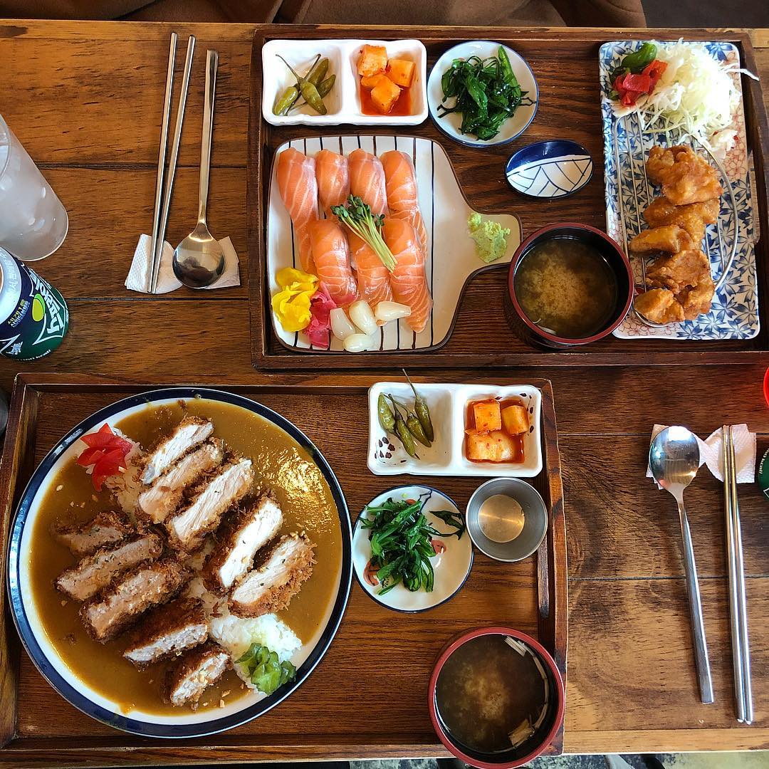 @hrin_y shared a photo on Instagram: “#마키진 . . . 돈까스 완전 두툼 맛있어 ㅠㅠㅠ 공강날 수진언니랑 데이트 ❤️ #신사동맛집 #신사역맛집 #가로수길맛집 #강남맛집 #일식당 #돈까스카레 #연어초
