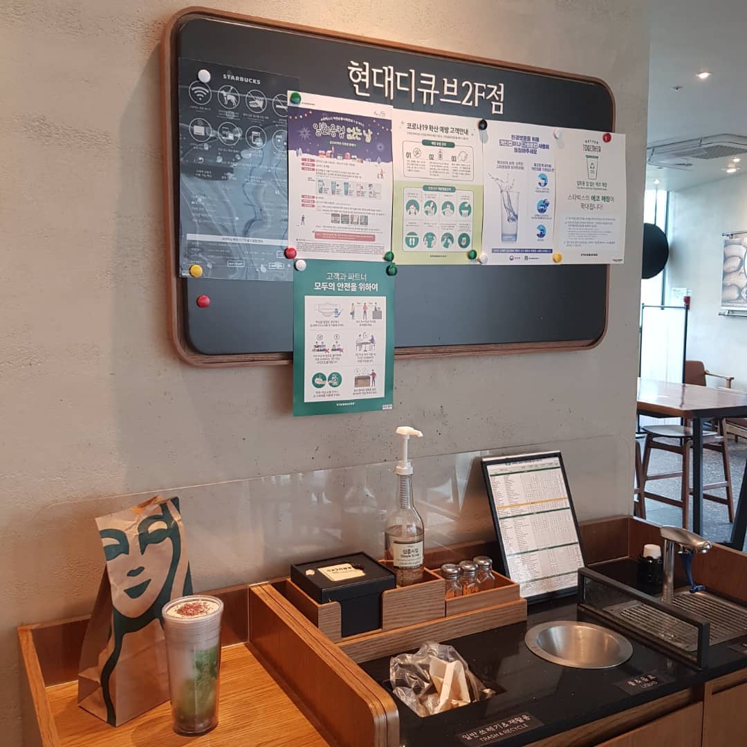 #일회용컵없는날 #스타벅스 #디큐브시티2F점

코로나19 팬데믹 터지면서 다소 주춤해졌지만 환경보호의 중요성은 누구나 절감하리라 생각해요. 스타벅스 캠페인 동참하는 의미로다가 일회용컵 사용 안하려고 텀블러 갖고 다녀요. 

신도림 현대백화점 디큐브시티점 스세권이라서 스벅이 2군데 있어요. 지하2층과 지상2층에 각각 위치하고 있는데 이번에 찾은 곳은 지상 2층이에요.

신메뉴 스노우 민트 초콜렛 블렌디드 민트향이 은은해서 민초단 반민초단 구분없이 즐길 수 있어요. 올타임 페이보릿 크랜베리 치킨 치즈 샌드위치도 주문했답니다. 

야무지게 에코별까지 챙기니까 좋은 일 하면서 상도 받은 것 같아서 기분이 좋아요.