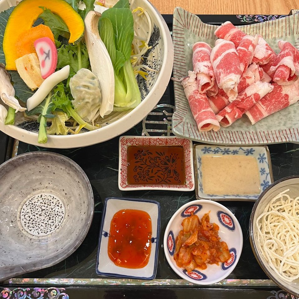 정갈한 한상이 너무 마음에 들었던 
#삼청동샤브레이크꼬모호수공원점 !
#삼청동샤브

정말 오랜만에 샤브샤브 맛집을 발견했어요!!🥰❤️ 저 샤브순이인거 아시죠?

동탄 호수공원에 갔다가 들른 곳인데
호수공원에서 산책하고 뜨뜻한 국물로 속 달래주기!!!! 너~무좋잖아!😍

1인용 샤브샤브 전문이라 코시국에 정말 딱인 곳! 숟가락 안섞이니 좋더라고요
이미 맛집으로 소문난 곳이라 손님들도 많더라고요 완전 핫플이에요!

저는 멸치육수로 선택!❤️
얼큰육수와 간장육수도 있어요~

개인테이블에 인덕션이 개별로 되어있어서 취향껏 끓여가며 먹으면 되고 
야채도 종류별로 푸짐하게 나와요! 
특이점은 곱창을 추가할 수 있더라고요!
너무 담백하고 맛있어서 고기는 추가해서 먹었네요 ㅎㅎ😎💛

푸짐하게 먹고 칼국수까지 해치우고
영양 죽까지 아주그냥 맛도리입니다!💗

건고추가 테이블에 배치되어 있으니 매콤함을 원하시면 기호에 맞게 넣어드실 수도 있어요!😀❤️ 
삼청동 샤브 레이크꼬모점에서
대대만족하고 흡입완료!🤤🤤