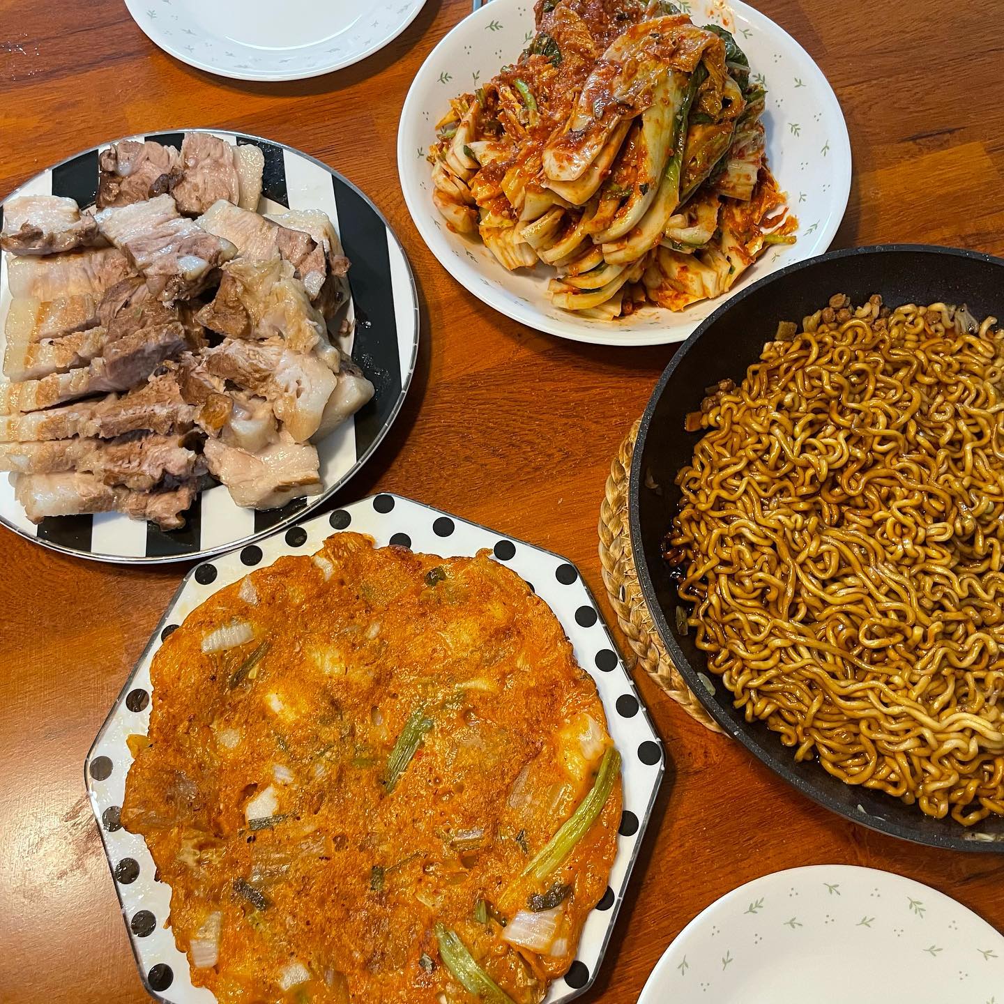 .
수육맛있게 먹는 법 👉김장
남편이랑 같이 김장했어요.
개인적으로 시댁이든 친정이든 해년마다 몇십포기씩 하는 집 부럽습니닷😄
.
저희는 소소하게 절임배추 40키로만 하자 했지만…. 소소한 배추들에게 허리를 반납했습니다🤗
.
여력만 된다면 더 많이 하고 싶고 더 많이 나눠드리고 싶은데 몸뚱이의 한계네요
.
시댁이랑 친정 맛보라고 나눠드리고 올해는 할머니도 조금 챙겨드렸어요. 모두들 맛있다고 해주셔서 완전 뿌듯😻
첫날은 힘들어서 김치 왜케 맛없어 망했네 ㅠㅠ 했지만 힘들어서 맛없었나봐요. 다음날 다시 맛보니 맛나드라구요
(이 맛에 김장하지😁)
.
이 곳 저 곳 맛보시라 뿌리고 싶은데 현실은 자가격리중…😳
.
#고니네집밥
#올해김장성공
#김장
#수육