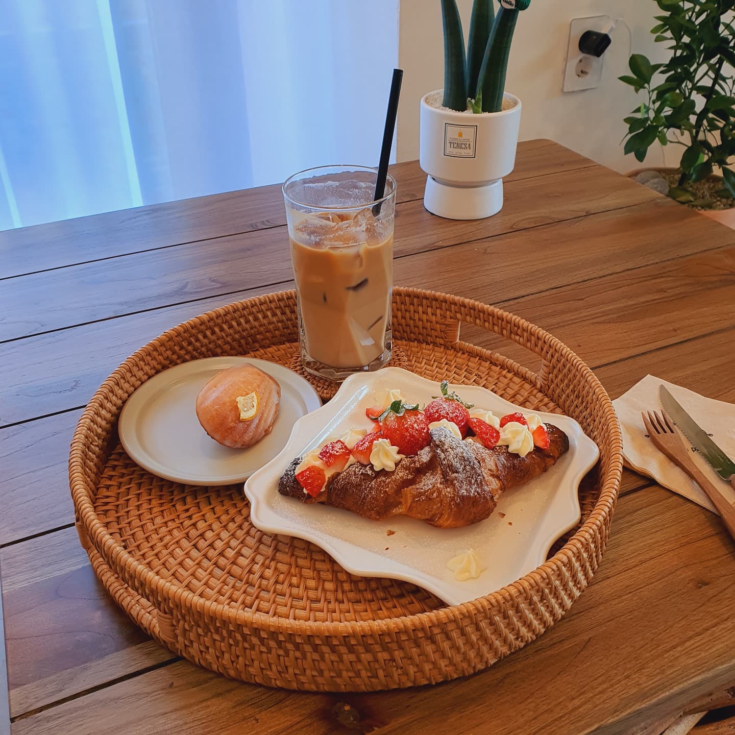 혼자만의 시간을 즐기고싶어찾은
우리동네 핫카페
디저트도 커피도굿 너무맛있지만
분위기가 취저~♡
넘좋다💕💕

#봉담2지구카페#핏어팻#힐링타임#카페라떼#딸기생크림크로와상#디저트맛집#봉담디저트