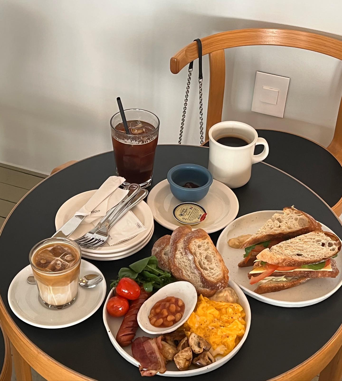 📌부산 고더샵
.
.
다른 테이블은 여유롭게 커피와 케이크☕️🍰
우리 테이블은 브런치파이터❤️‍🔥🍽