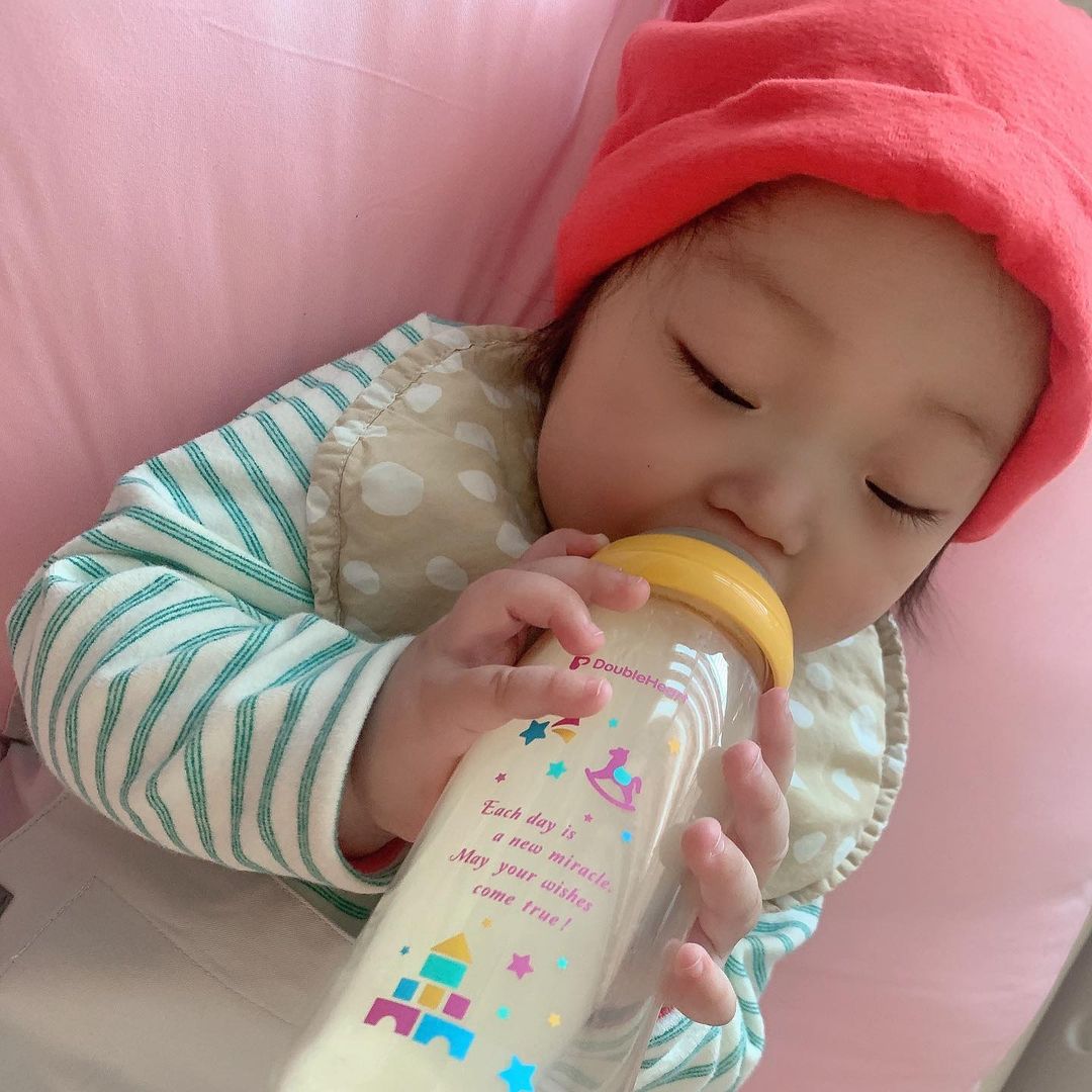 스윗수 on Instagram: “#협찬 신생아 역류방지 기능부터 직접 수유 가능한 아기들을 위한 쿠션으로 사이즈도 넉넉 허리를 일자로 잡아줘서 안전하고 허리밴드 주머니와 손잡이가 넘
