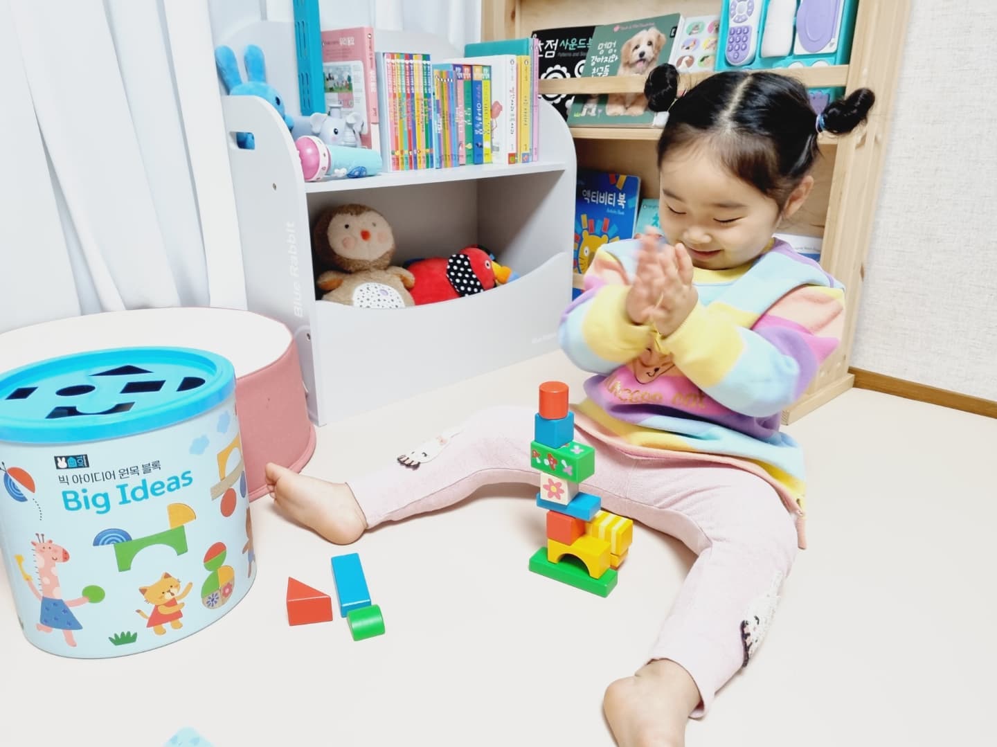 #협찬 이지만 찐리뷰
.
💛블루래빗 토이북 뉴 프리미엄 에디션💛
.
요즘 라파의 소근육발달 일등공신 장난감
<빅 아이디어 원목블록>.
.
원목블록, 컬러블록, 패턴블록으로 종류도 다양하고 88개로 개수도 넉넉해
여럿이 함께 놀이하기에도 최고👍
.
블록놀이로 즐겁게 집중력과 인내심, 성취감, 문제해결력을 키울 수 있고
워크북이 있어 아이의 발달단계에 맞게
다양한 수학적 사고력을 키울 수 있다는!
.
역시 우리 아이 첫전집은 블루래빗으로!
.
#블루래빗 #토이북 #아기전집 #국민전집 #전집추천 #유아전집 #원목블록 #블록장난감 #국민육아템