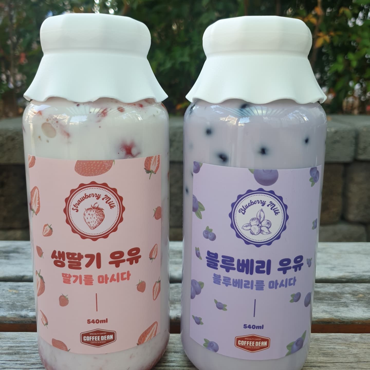 #협찬 #부산카페 #coffedean 

겨울의 대표과일!! 딸기 우유 맛집으로 유명한
 사상 "coffee dean 커피딘" 방문후기입니다

생과일이 듬뿍 들어있어, 씹는맛이 있고
가벼운 한끼 + 든든한 디저트로 먹기 좋아요🤭

🍀 <위치>
감전역 3번출구에서 197m

<영업시간>
-월~금요일: (08:00 ~ 20:00)
-토요일: 10:00 ~ 17:00
(일요일 휴무)

🍀총점
<coffee dean 커피딘 사상점>
4.2 (재방문의사 O)

 맛 : 5★★★★★
-생딸기우유+블루베리 우유
생과일 고유의 식감과 맛이 그대로 살아있음.
인위적인 단맛이 아니라 마시기좋음
540ml 대용량이라 든든함.

매장:4★★★★
- 1층매장.
4인석 테이블 6개정도
베이지+핑크톤으로 인테리어되어있어
깔끔하고 따뜻한 느낌

가격: 4★★★★

- 아메리카노 3000원
라떼류 4000원
생과일 우유 6500~
음료 종류가 다양하고, 
이색적인 메뉴가 많았음.
생과일이 가득 들어있어 , 가격 적당한편
 
위치: 4★★★★
- 감전역 3번출구에서 197m
(쭉 걸어와서, 딸기우유 입간판 보이는곳)
 
서비스: 4★★★★
- 사장님께서  생과일 우유 마시는법을 
친절하게 잘 알려주심.

 

#부산맛집 #부산카페 #부산핫플 #부산카페추천 #부산이색카페  #사상구카페 #사상맛집추천 #사상카페