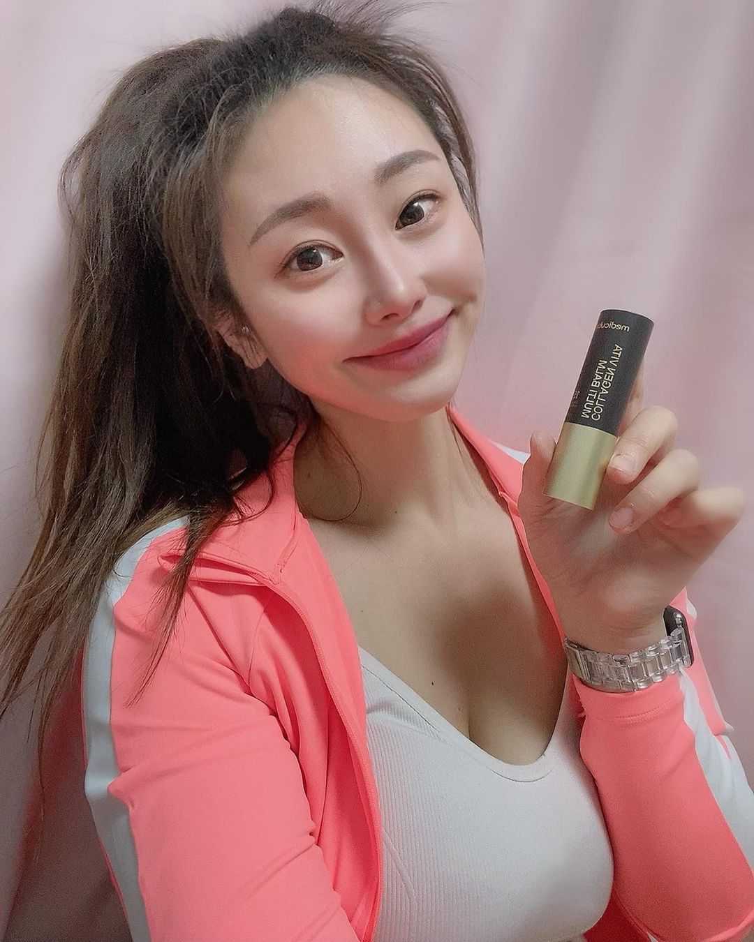 🄲🄷🄸🄲🄷🄸 on Instagram: “#협찬 언제 어디서나 주름고민 해결! 메디큐브 딥 콜라겐 멀티밤🦭 하루종일 노출되는 주름부위, 멀티주름 멀티스팟 고민을 한방에 케어하고 관리해주는 멀