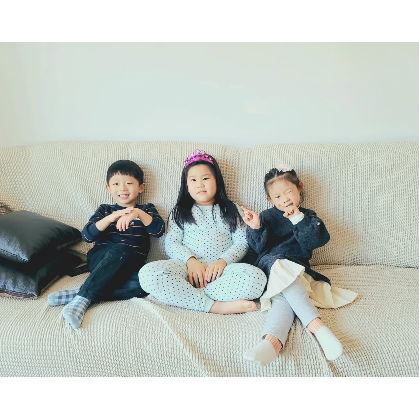 #일상기록
#원숭이띠친구들 

아이들 데리고
완전체로 만난건 3년만이군 🤔❤

어색돋는 인사타임으로 걱정했는데
한번도 싸우지않고 사이좋게 잘지내준 !!
헤어질때 뽀니만 눈물파티한건 .....😂🤣

2021년 마지막은 친구들과 함께 ~ 💕
2022년에도 잘부탁해
sssongb3
only_seohyun_

#방학이만들어준_우리만남
#꼬맹이들이곧초딩이된다니
#믿어지지가_않아
#굿바이2021